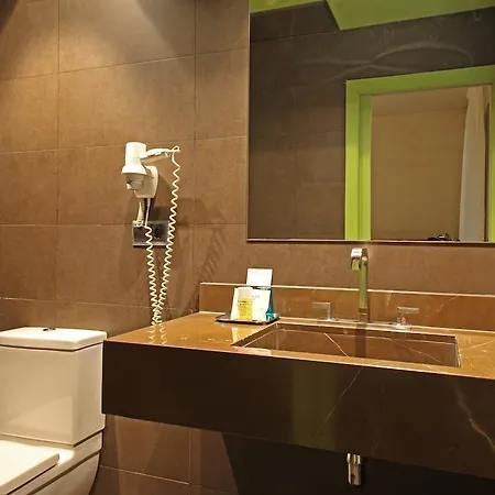 Chic & Basic Zoo Отель *