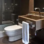 Chic & Basic Zoo Hotel *