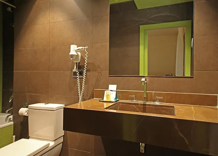 Chic & Basic Zoo Hotel *